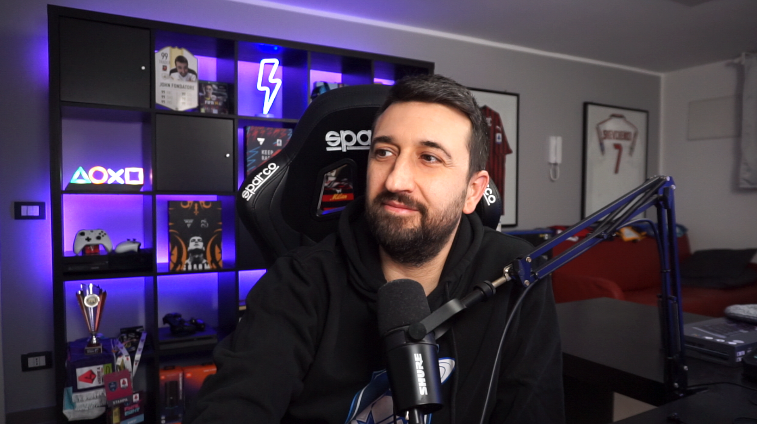 John nel suo studio durante una sessione online